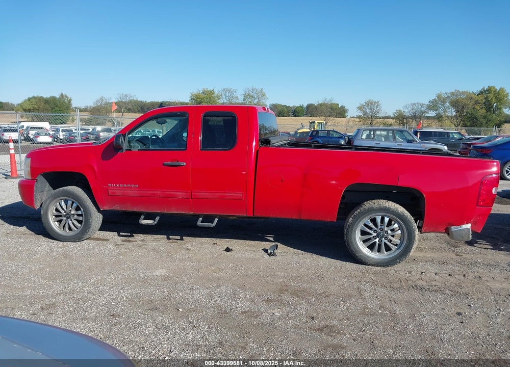2011 CHEVROLET SILVERADO 1500 LT VIN: 1GCRKSE06BZ345781