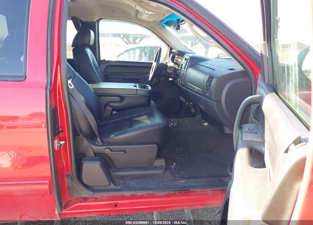 2011 CHEVROLET SILVERADO 1500 LT VIN: 1GCRKSE06BZ345781