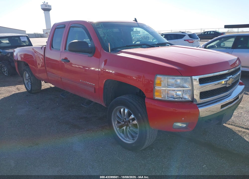2011 CHEVROLET SILVERADO 1500 LT VIN: 1GCRKSE06BZ345781