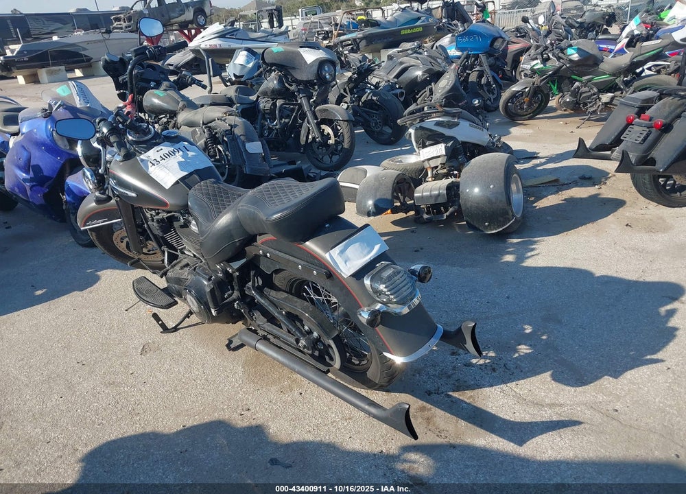 2018 HARLEY-DAVIDSON FLHCS HERITAGE CLASSIC 114 VIN: 1HD1YBK17JC063884