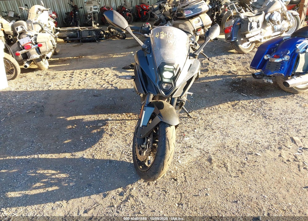 2025 SUZUKI GSX800 F VIN: JS1EM13B5S7100158