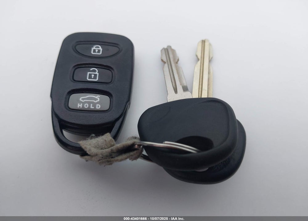 2012 HYUNDAI ELANTRA VIN: 5NPDH4AE8CH144883