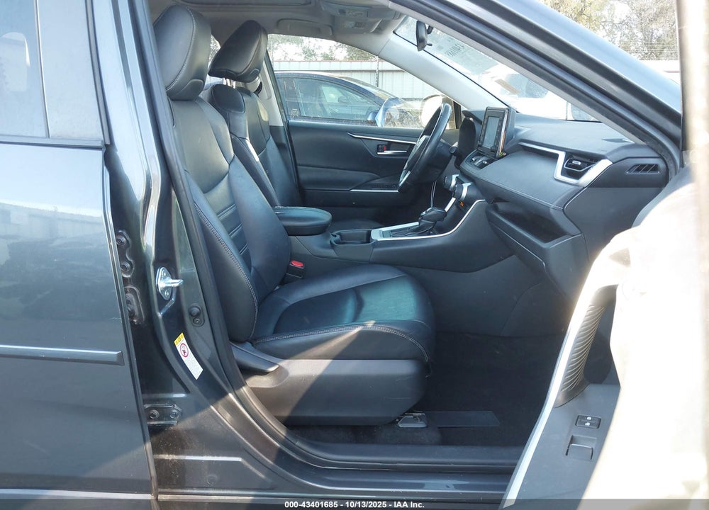 2019 TOYOTA RAV4 XLE PREMIUM VIN: JTMC1RFV8KD014595