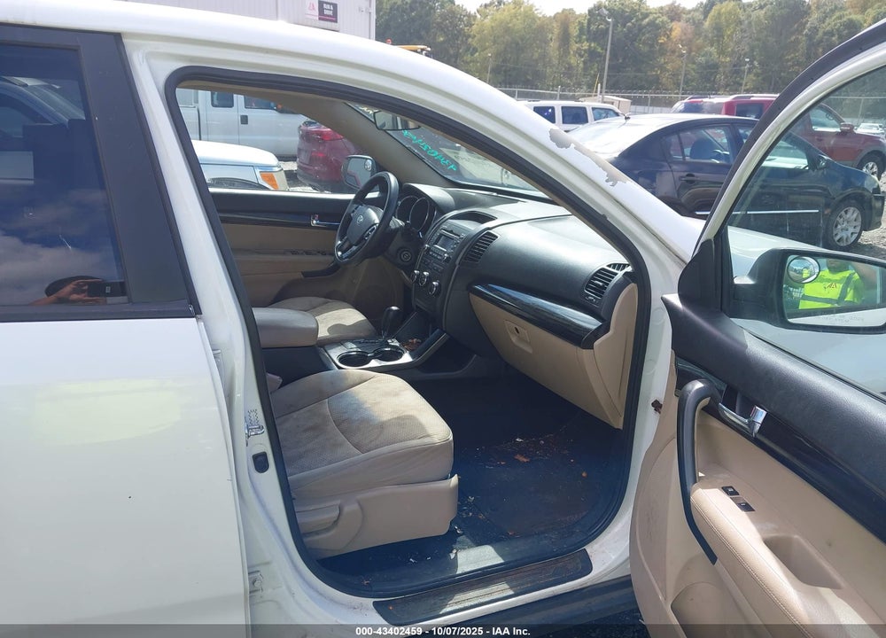 2011 KIA SORENTO VIN: 5XYKT3A15BG068252