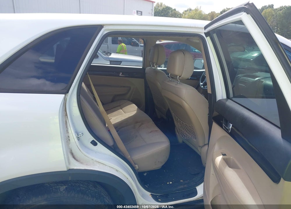 2011 KIA SORENTO VIN: 5XYKT3A15BG068252