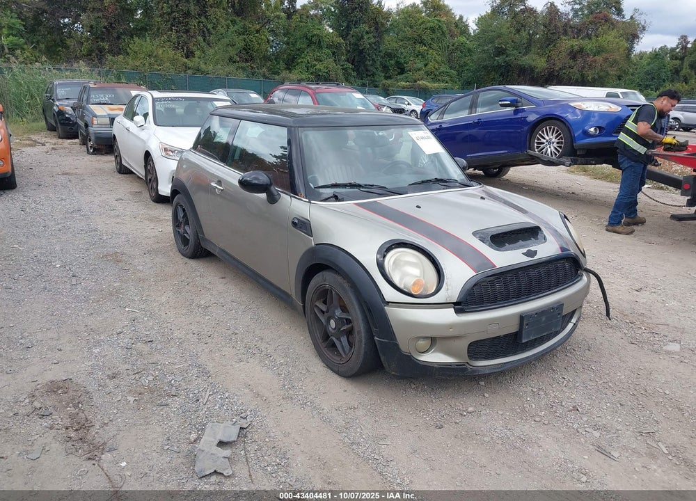 2008 MINI COOPER S VIN: WMWMF73508TV32209