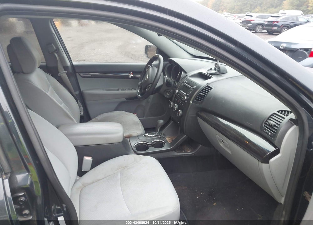 2012 KIA SORENTO LX VIN: 5XYKTCA61CG273824