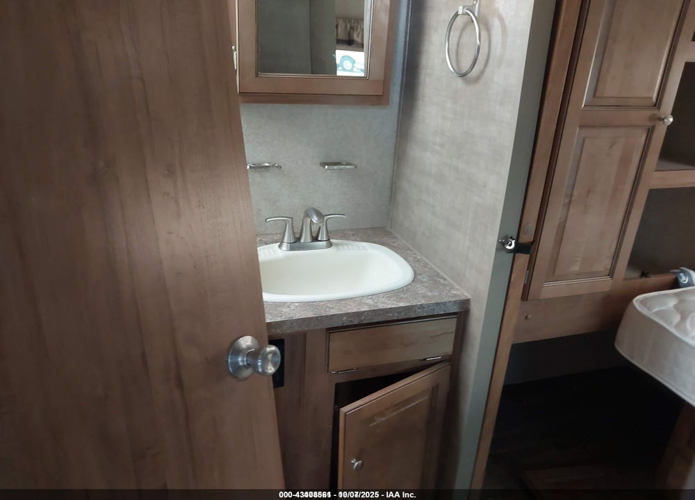 2018 FOREST RIVER ULTR VIN: 4X4TRLC24JZ152016