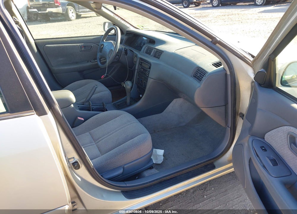 2000 TOYOTA CAMRY LE VIN: 4T1BG22K0YU628123