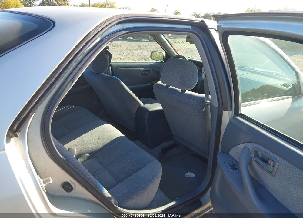 2000 TOYOTA CAMRY LE VIN: 4T1BG22K0YU628123