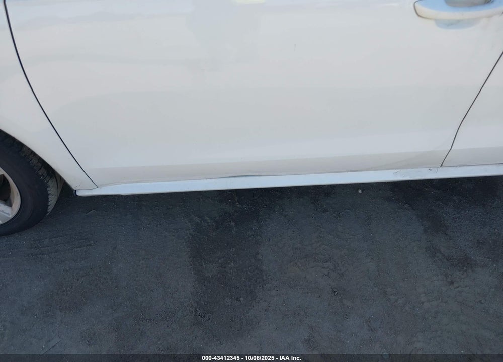 2013 VOLKSWAGEN PASSAT VIN: 1VWBH7A37DC085262