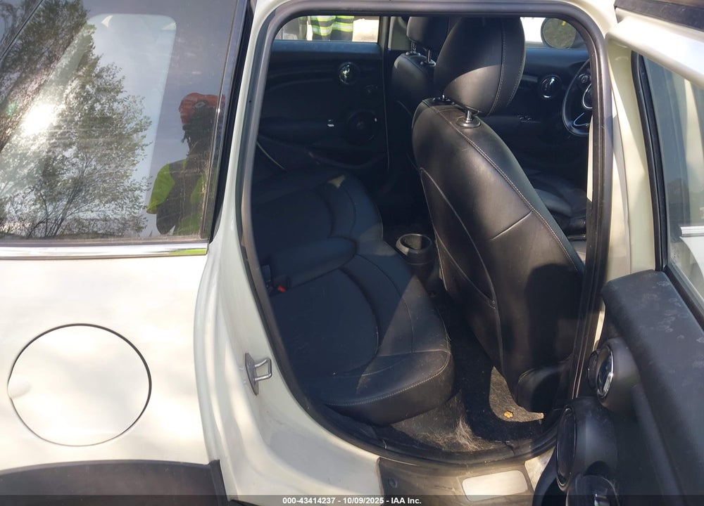 2016 MINI HARDTOP COOPER VIN: WMWXU1C5XG2D09554