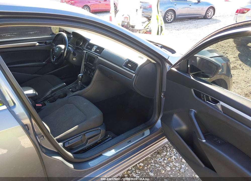 2016 VOLKSWAGEN PASSAT VIN: 1VWAT7A31GC068701
