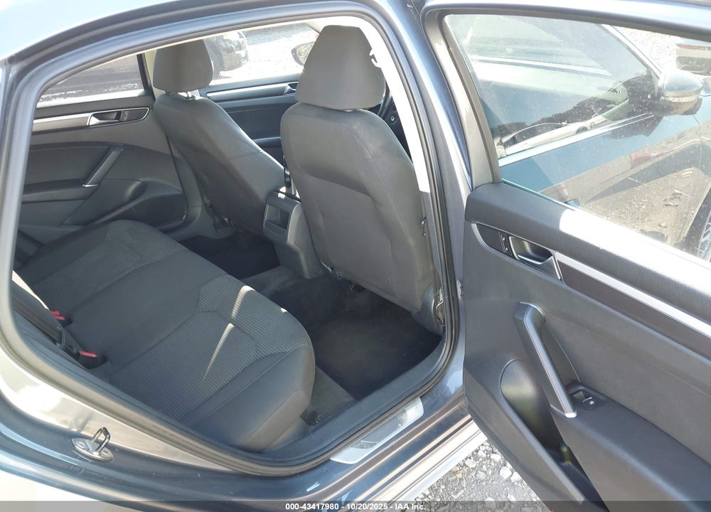 2016 VOLKSWAGEN PASSAT VIN: 1VWAT7A31GC068701