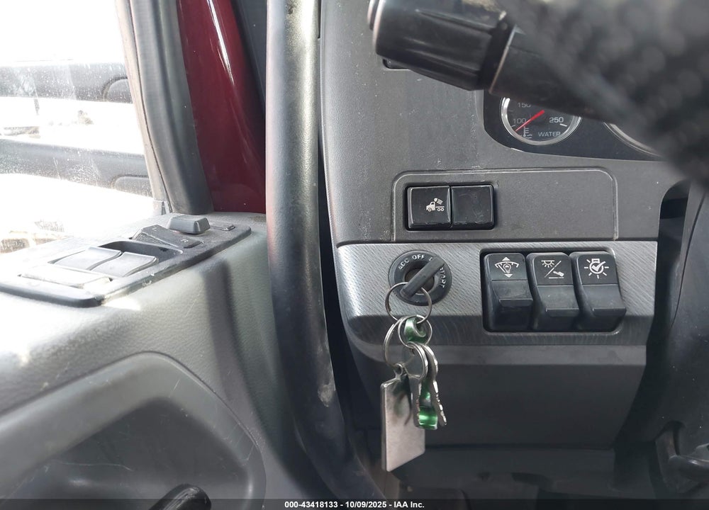 2017 KENWORTH T680 VIN: 1XKYDP9X8HJ176532