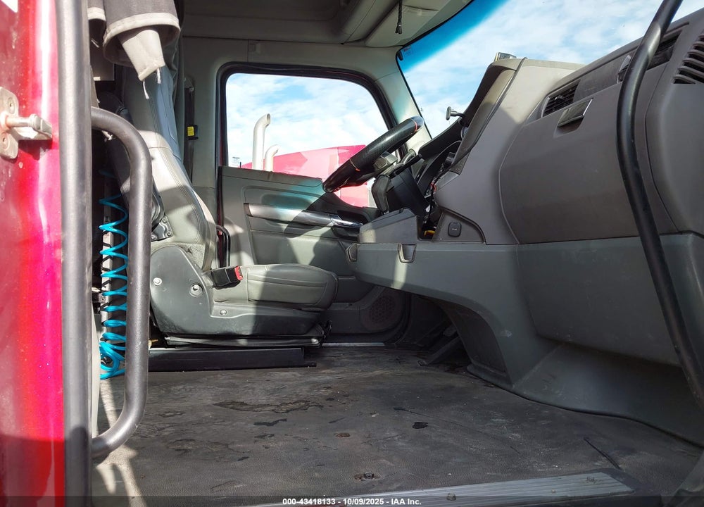 2017 KENWORTH T680 VIN: 1XKYDP9X8HJ176532