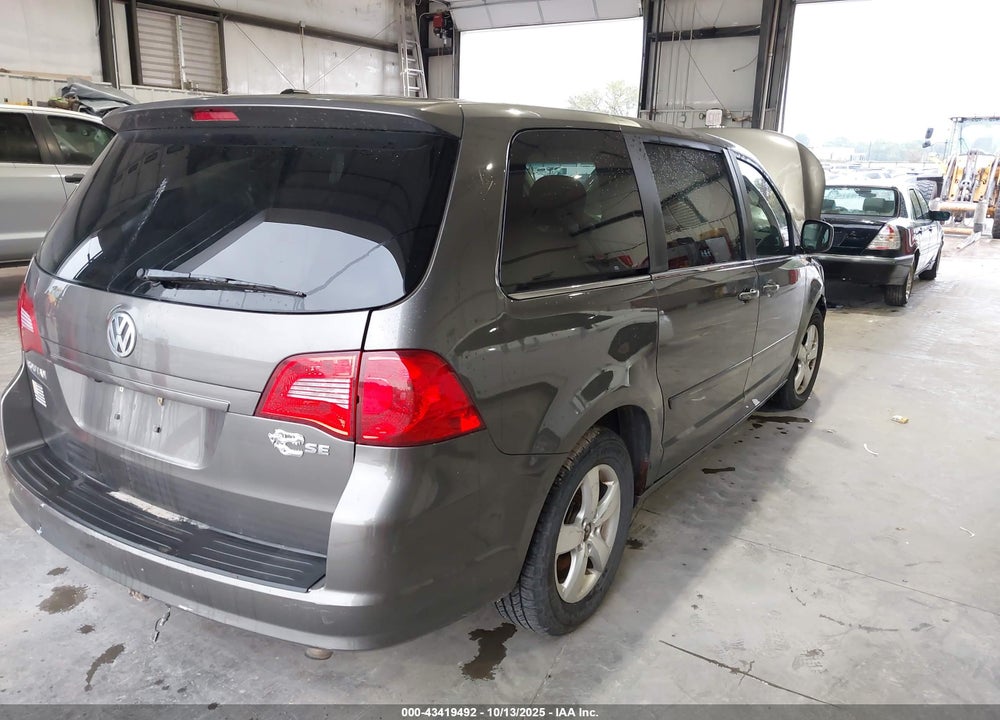 2010 VOLKSWAGEN ROUTAN SE VIN: 2V4RW3D12AR280205