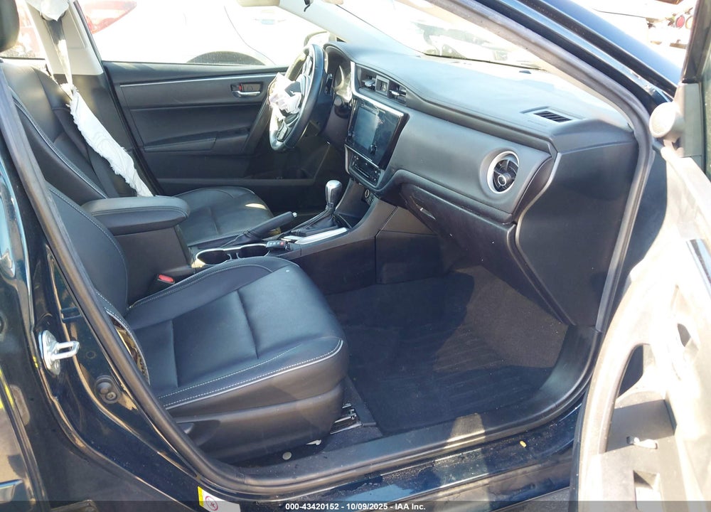 2019 TOYOTA COROLLA XLE VIN: 2T1BURHE0KC207658