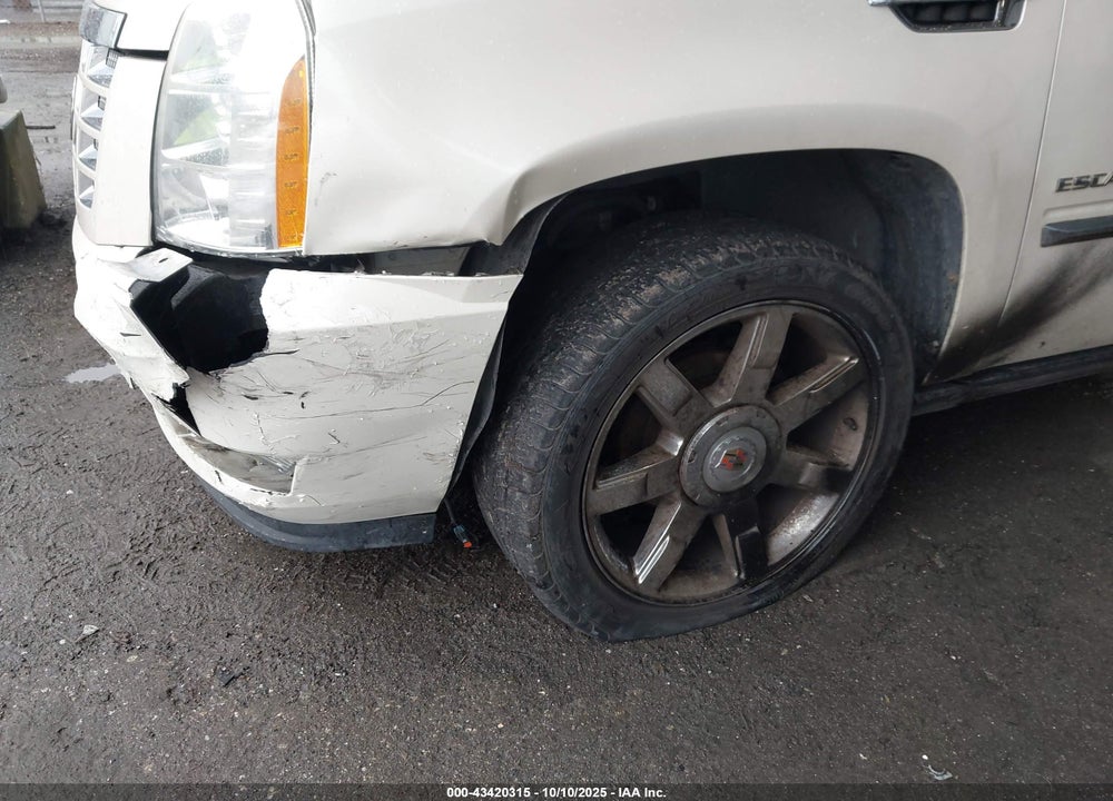 2011 CADILLAC ESCALADE VIN: 1GYS3CEF0BR130853