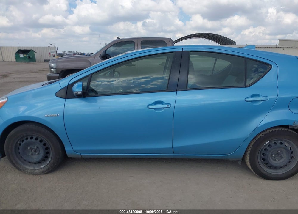 2015 TOYOTA PRIUS C VIN: JTDKDTB3XF1106433