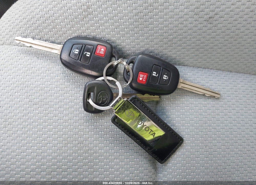 2015 TOYOTA PRIUS C VIN: JTDKDTB3XF1106433