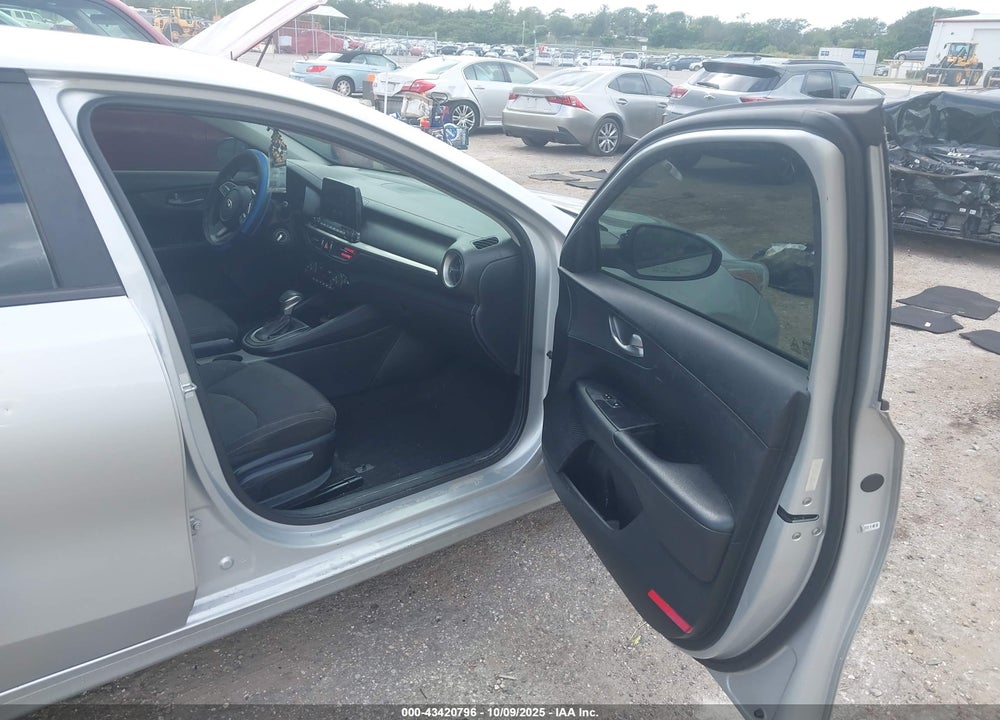2019 KIA FORTE LXS VIN: 3KPF24AD7KE032595