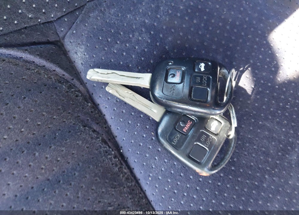 2001 LEXUS IS 300 VIN: JTHBD182X10025027