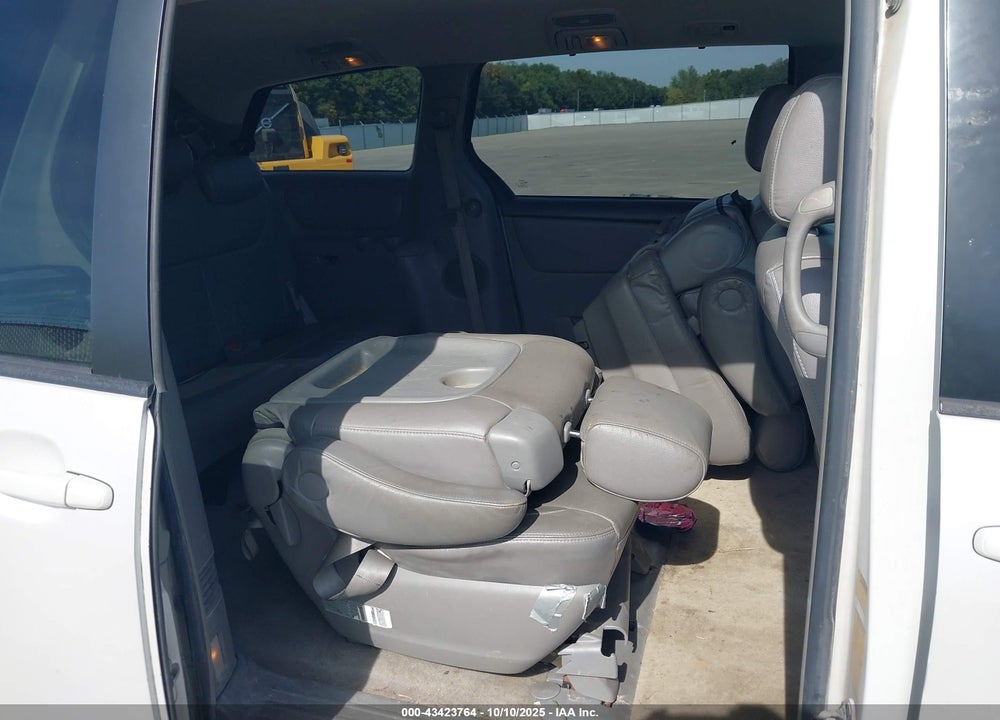 2005 TOYOTA SIENNA XLE VIN: 5TDZA22C25S274375