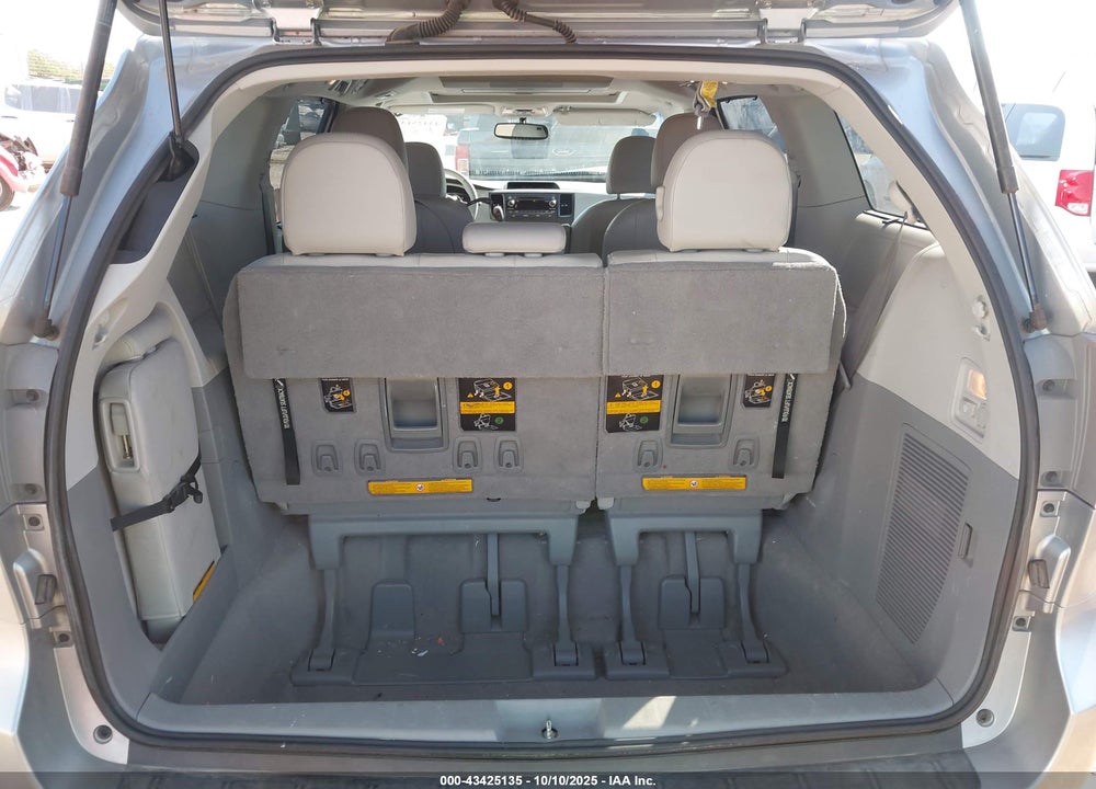 2011 TOYOTA SIENNA XLE V6 VIN: 5TDYK3DC6BS073022
