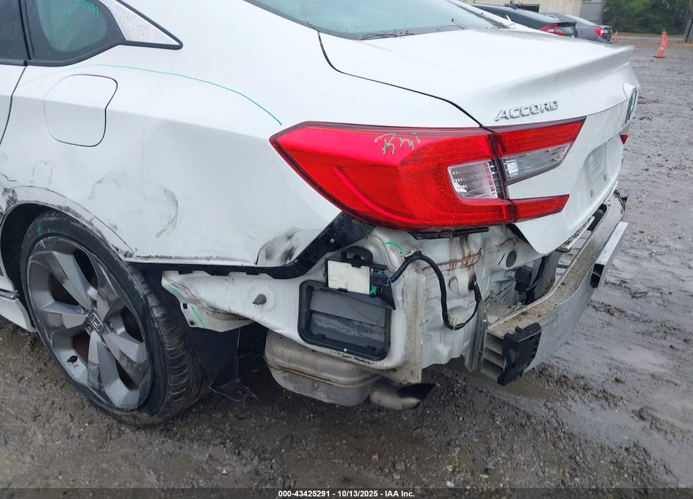 2018 HONDA ACCORD VIN: 1HGCV1F99JA144167