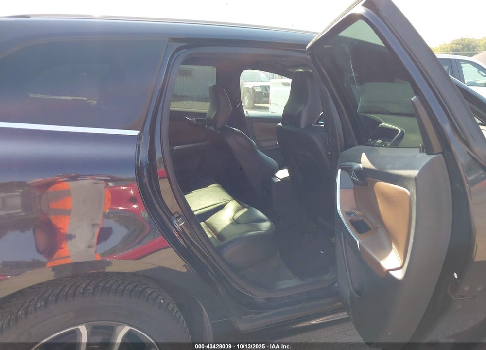 2016 VOLVO XC60 T6 VIN: YV4902RK2G2839103