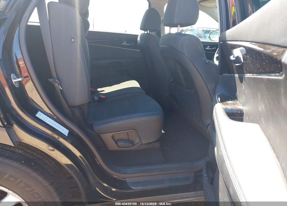 2019 KIA SORENTO 3.3L LX VIN: 5XYPG4A51KG554575