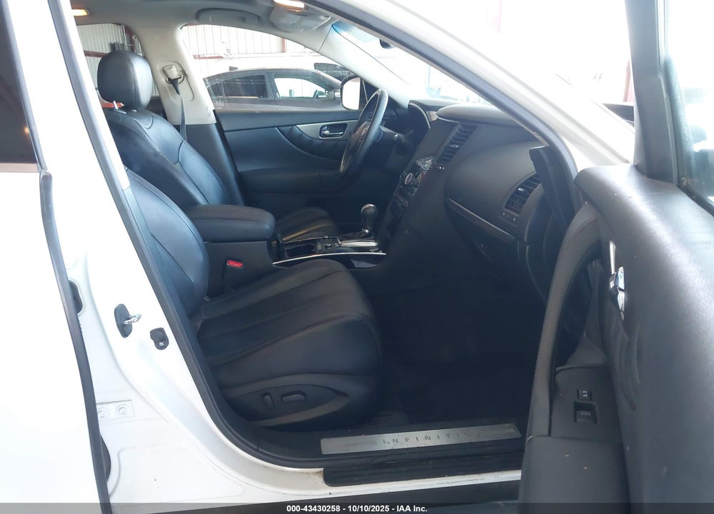 2016 INFINITI QX70 VIN: JN8CS1MW3GM750320