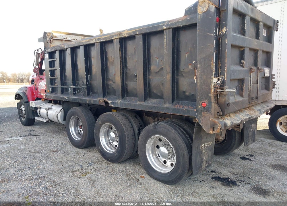 2005 MACK 700 CV700 VIN: 1M2AG11C75M026556
