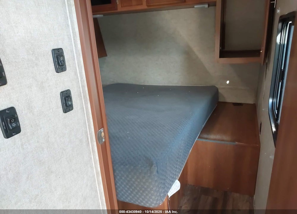 2017 FOREST RIVER AVENGER 32QBI TRAVEL TRAILER VIN: 5ZT2AVXB4HB914258