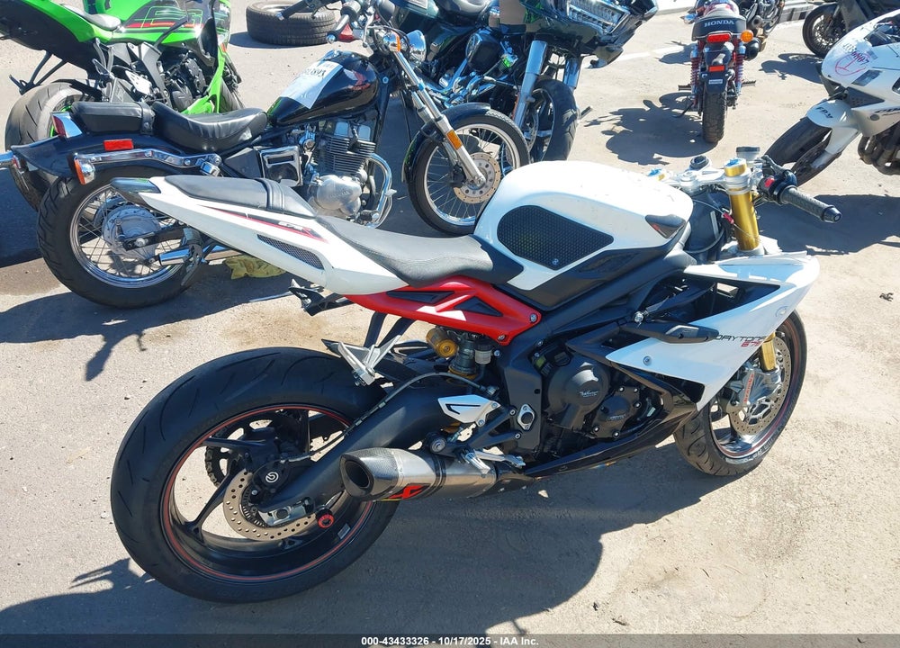 2015 TRIUMPH MOTORCYCLE DAYTONA 675R ABS VIN: SMTA02YK1FJ703715