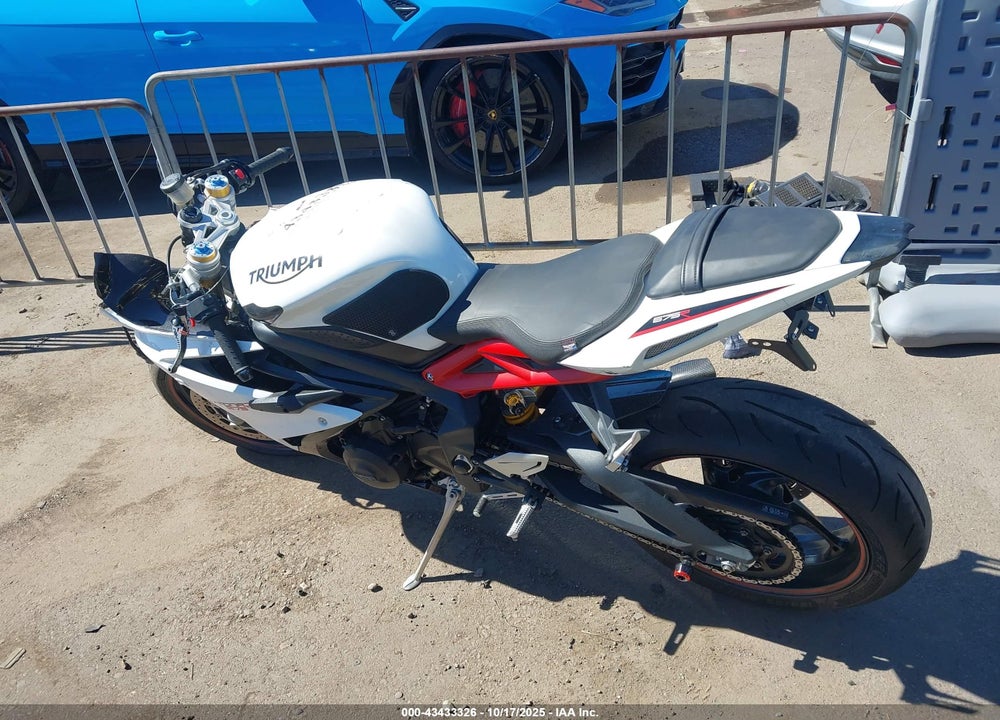 2015 TRIUMPH MOTORCYCLE DAYTONA 675R ABS VIN: SMTA02YK1FJ703715
