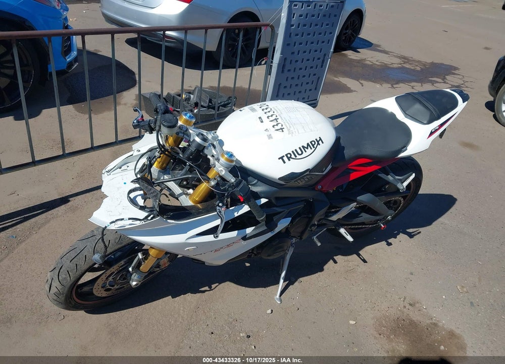 2015 TRIUMPH MOTORCYCLE DAYTONA 675R ABS VIN: SMTA02YK1FJ703715