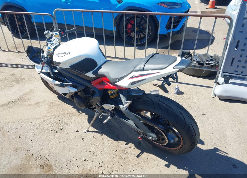 2015 TRIUMPH MOTORCYCLE DAYTONA 675R ABS VIN: SMTA02YK1FJ703715