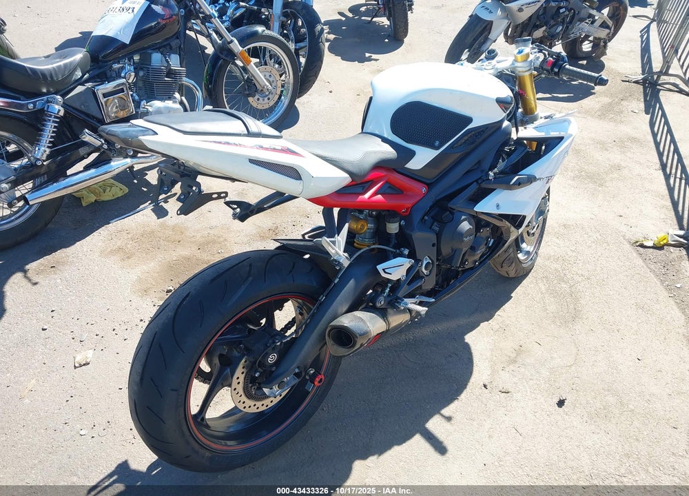 2015 TRIUMPH MOTORCYCLE DAYTONA 675R ABS VIN: SMTA02YK1FJ703715