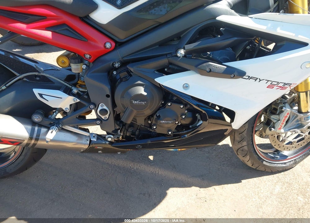 2015 TRIUMPH MOTORCYCLE DAYTONA 675R ABS VIN: SMTA02YK1FJ703715