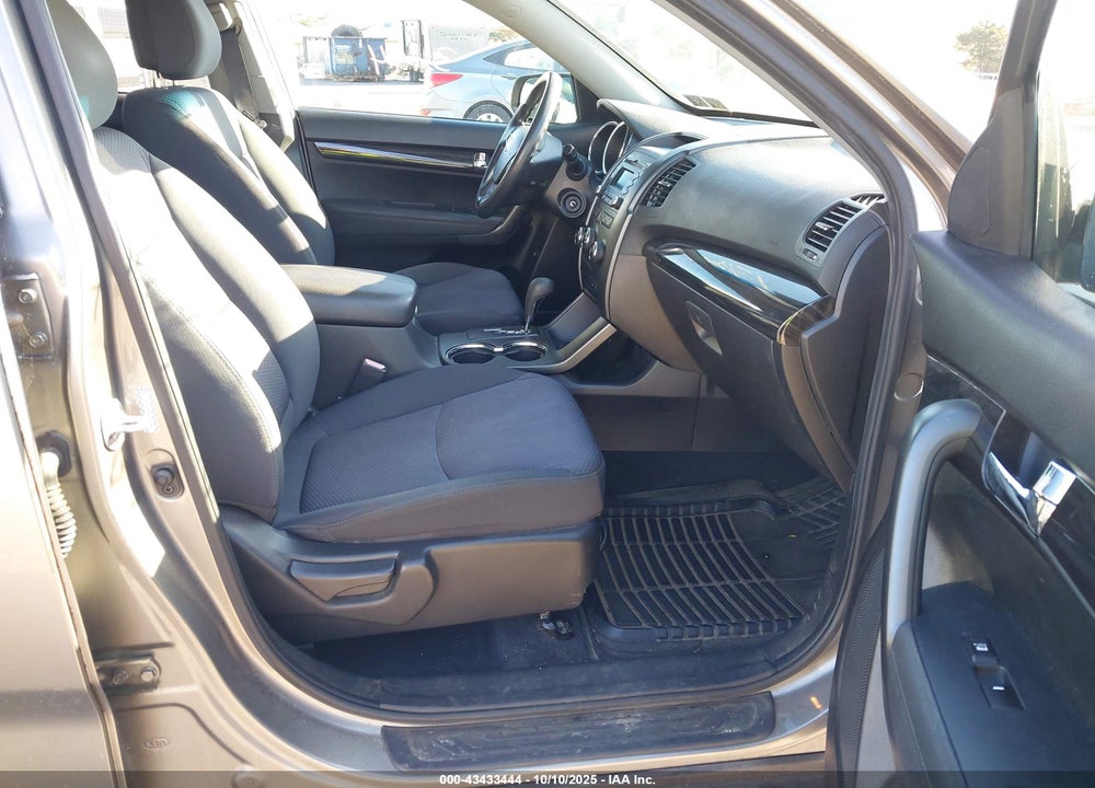 2011 KIA SORENTO VIN: 5XYKTCA18BG116066