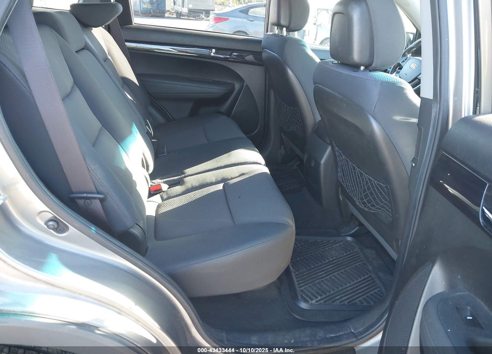 2011 KIA SORENTO VIN: 5XYKTCA18BG116066