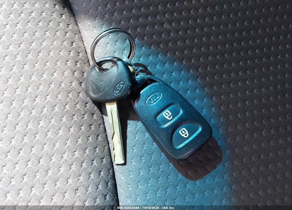 2011 KIA SORENTO VIN: 5XYKTCA18BG116066
