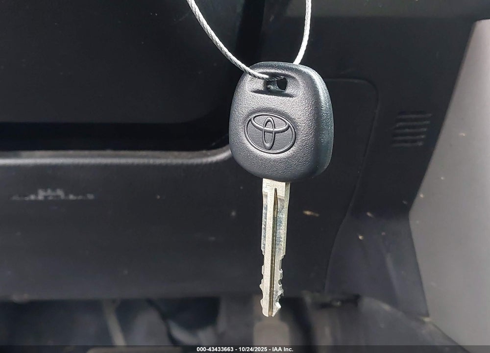 2018 TOYOTA RAV4 LE VIN: 2T3ZFREV8JW515775