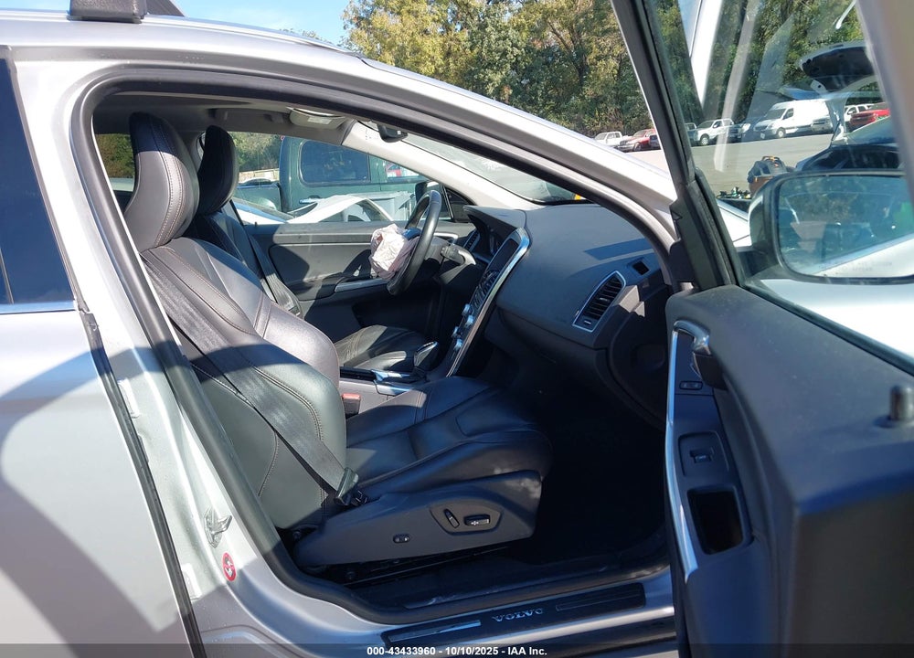 2017 VOLVO XC60 T5 DYNAMIC VIN: YV440MRR7H2110700