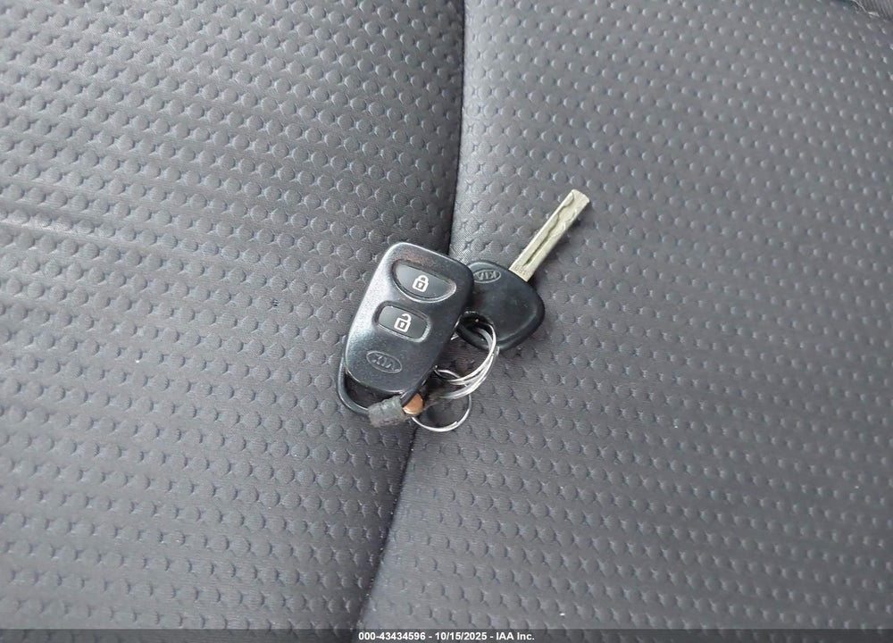 2011 KIA SORENTO VIN: 5XYKTCA19BG028854