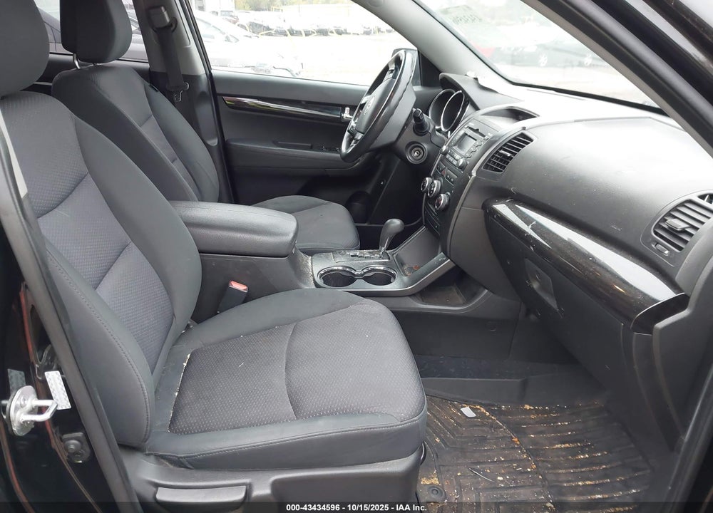 2011 KIA SORENTO VIN: 5XYKTCA19BG028854