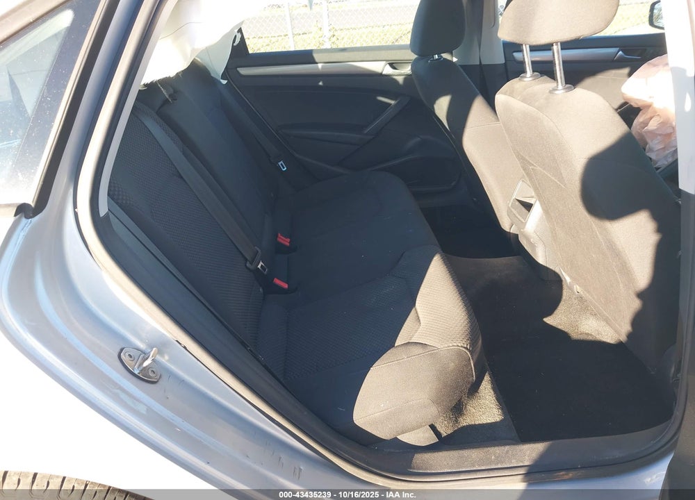 2015 VOLKSWAGEN PASSAT VIN: 1VWAT7A3XFC071692