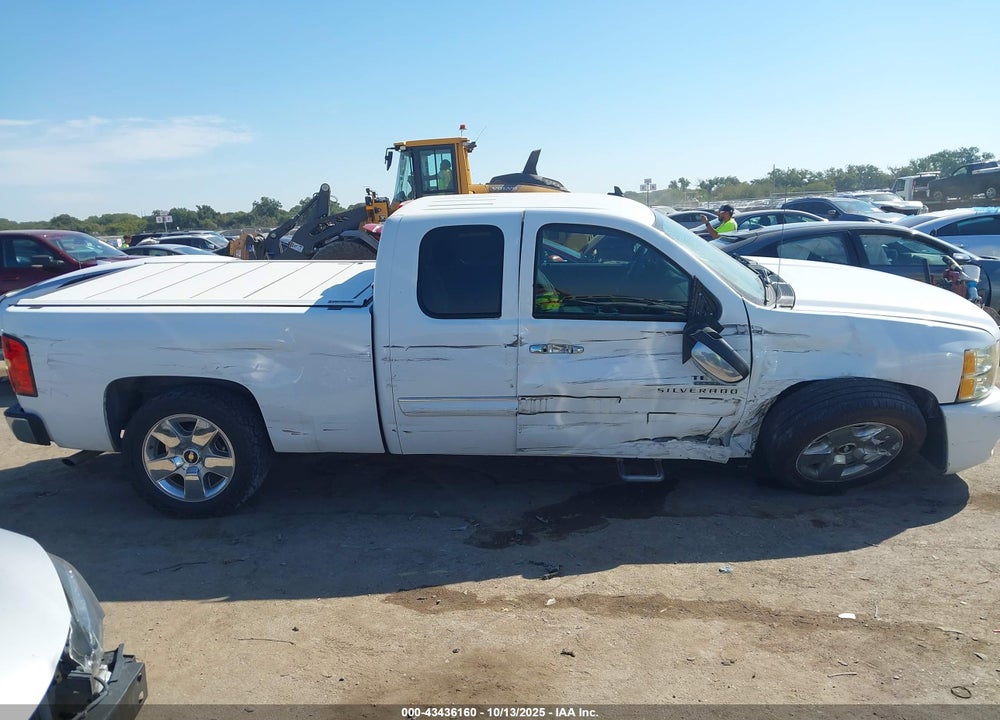 2011 CHEVROLET SILVERADO 1500 LT VIN: 1GCRCSE03BZ301170